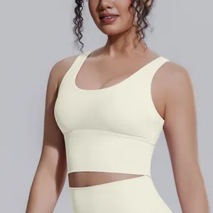 Dettaglio macro del reggiseno sportivo traspirante bianco crema con ampia fascia di supporto