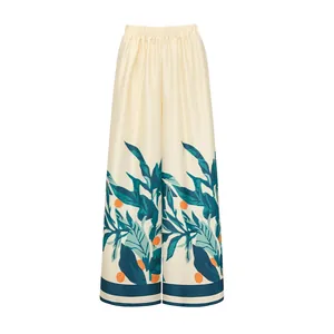 Weit geschnittene Hose mit tropischem Blattmuster aus einem zweiteiligen Bikini-Set.
