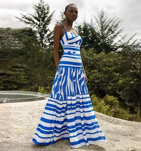 Elegante vestido largo a rayas azules y blancas para vacaciones de verano al aire libre