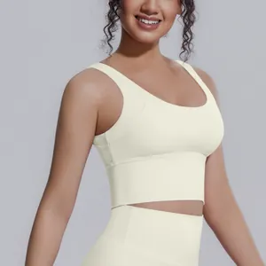 Vista dettagliata di un reggiseno sportivo da yoga color crema ad alta intensità su una modella.