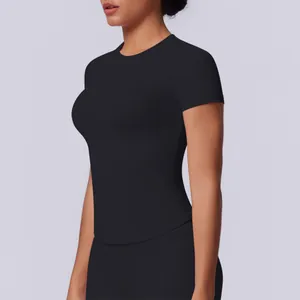 Vista laterale di una t-shirt sportiva nera senza cuciture per il fitness e lo yoga da donna