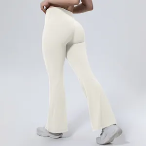 Vue arrière d'un pantalon de yoga évasé crème à taille haute avec effet galbant