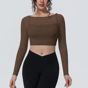 Primo piano del top da yoga marrone a maniche lunghe in mesh con design effetto doppio strato.