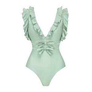 Vue de face du maillot une pièce vert menthe avec épaules à volants et double nœud à la taille