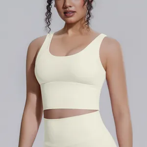Vista dettagliata del reggiseno sportivo crema con design a fascia larga di supporto