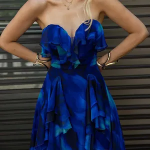 Gros plan d'un maillot de bain bleu élégant à volants avec motif floral et bracelets dorés