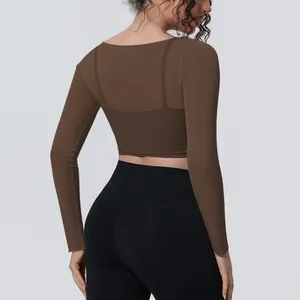 Vista posteriore dettagliata del crop top sportivo marrone in mesh a doppio strato.