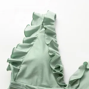 Vue détaillée d'un maillot de bain une pièce vert menthe avec bordure à volants