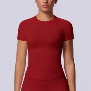Dettaglio della maglietta sportiva rosso scuro senza cuciture ad alta elasticità donna