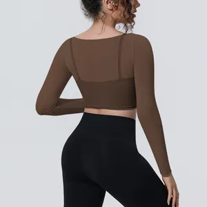 Dettaglio della vista posteriore di un top da yoga marrone a maniche lunghe 2-in-1 in mesh donna