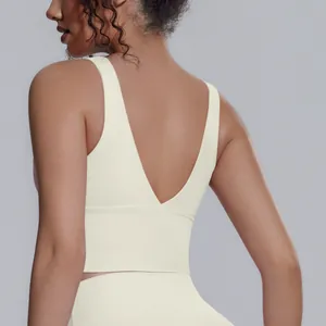 Dettaglio posteriore del reggiseno sportivo ad alto impatto con design a V
