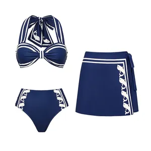 Ensemble maillot de bain licou bleu marine 3 pièces avec imprimé baleine et jupe portefeuille