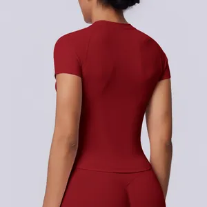 Vista posteriore di una t-shirt sportiva rosso scuro senza cuciture aderente