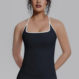 Detailansicht eines schwarzen Yoga-Sport-Tops mit weißen Kontrastträgern