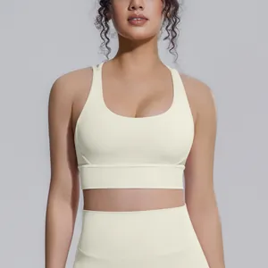 Primo piano del reggiseno sportivo crema e dei pantaloni da yoga su una modella