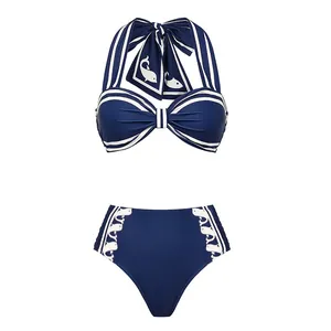 Vue détaillée d'un ensemble bikini licou bleu marine avec motif dauphin nautique et rayures.