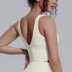 Vista posteriore di un reggiseno sportivo crema con taglio a V per yoga e fitness.