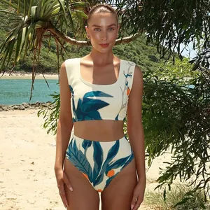 Elegantes Bikini-Set mit hoher Taille und botanischem Print am tropischen Strand
