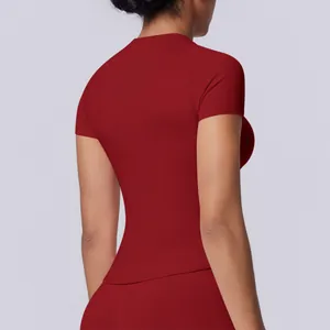 Vista posteriore dettagliata di una maglietta sportiva rossa senza cuciture per lo yoga.