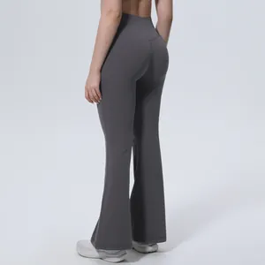 Vue arrière détaillée d'un pantalon de yoga évasé à taille haute gris