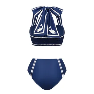 Vue arrière du haut de bikini bleu marine avec grand nœud et motif dauphin blanc.