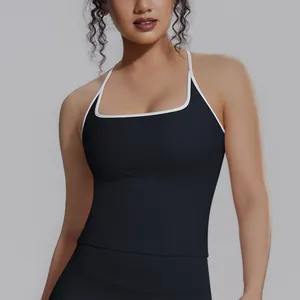 Detailansicht des atmungsaktiven schwarzen Yoga-Tops mit eleganten weißen Paspeln