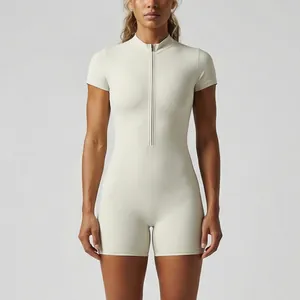 Vista detallada de mono de yoga beige de manga corta con media cremallera para mujer