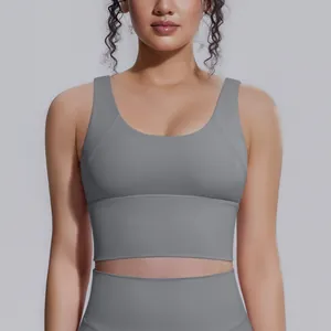 Dettaglio del reggiseno sportivo grigio ad alto impatto con spalline larghe