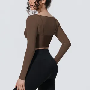 Dettaglio del design a rete a strati sulla schiena di questo top da yoga marrone