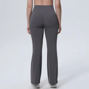Vue arrière du pantalon de yoga évasé à taille haute avec couture galbante en gris foncé.