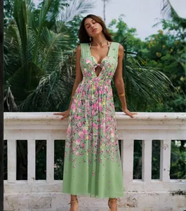 Mannequin portant un ensemble de maillot de bain à fleurs vertes avec une jupe de plage.