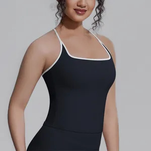 Detailansicht eines schwarzen Sport-Tops mit weißer Paspelierung für Yoga und Fitness
