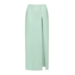 Vue détaillée d'une jupe longue vert menthe avec fente haute et taille élastique.