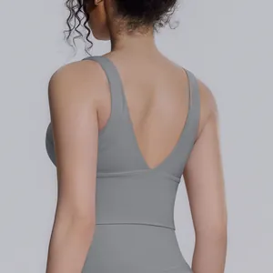Vista dettagliata del design della schiena a V di un reggiseno sportivo grigio ad alto impatto.