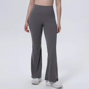 Détail montrant le pantalon de yoga évasé gris anthracite à taille haute pour le sport