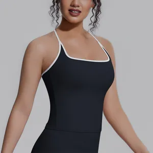 Detailansicht eines atmungsaktiven schwarzen Sport-Tops mit elegantem weißem Rand