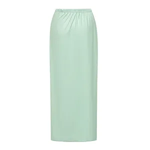Détail de la jupe de plage longue vert menthe avec une taille élastique confortable.