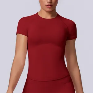 Dettaglio macro della t-shirt sportiva rossa scura senza cuciture ad alta elasticità