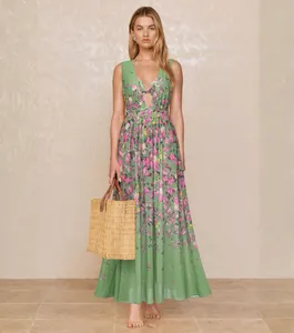 Robe maxi fleurie verte élégante avec découpe pour les vacances de luxe à la plage