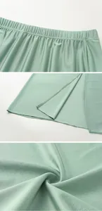 Détail du tissu de la jupe de plage vert clair avec taille élastique et fente latérale