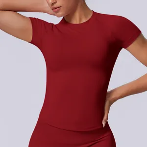 Dettaglio ravvicinato di una maglietta sportiva bordeaux senza cuciture per fitness donna