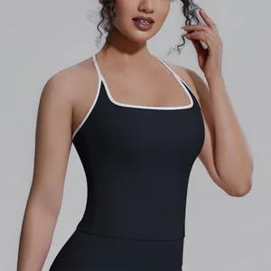 Nahaufnahme eines schwarzen Yoga-Tops mit weißen Kontrastkanten und Racerback-Design.