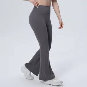Vue latérale détaillée du pantalon de yoga évasé gris foncé à taille haute
