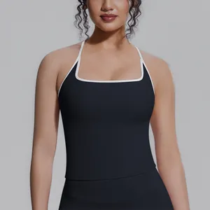 Detailansicht des schwarzen Yoga-Tops mit weißen Kontrastträgern und eckigem Ausschnitt