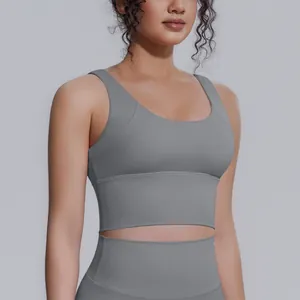 Dettaglio reggiseno sportivo grigio ad alta resistenza, top yoga traspirante donna