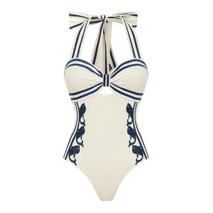 Maillot de bain une pièce blanc style marin avec motif de poisson bleu marine élégant
