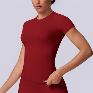 Vista dettagliata della t-shirt sportiva rossa senza cuciture per yoga e corsa