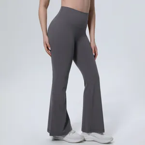 Vue détaillée d'un pantalon de yoga évasé gris foncé à taille haute pour le fitness et gym