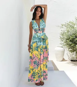 Eleganter langer Strand-Maxikleid mit Blumenmuster in leuchtenden Farben für den Urlaub