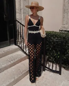 Maillot de bain une pièce noir élégant avec bordure anneaux blancs et design ajouré chic